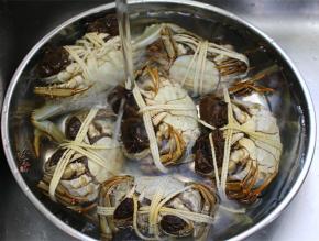 清蒸之前用刷子把蟹壳表面刷干净，再用流动的清水冲洗一两遍；