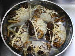 清蒸之前用刷子把蟹壳表面刷干净，再用流动的清水冲洗一两遍；