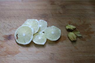 柠檬皮带苦味的去掉，切薄片，生姜洗净拍扁；