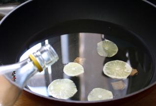 蒸锅里倒入清水，搁上生姜和柠檬片、倒入料酒，目的是让水蒸气中的香气渗入蟹内，去腥又增香；