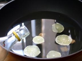 蒸锅里倒入清水，搁上生姜和柠檬片、倒入料酒，目的是让水蒸气中的香气渗入蟹内，去腥又增香；
