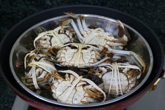 将大闸蟹肚皮朝上放在蒸笼里，不容易漏黄；