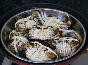 将大闸蟹肚皮朝上放在蒸笼里，不容易漏黄；