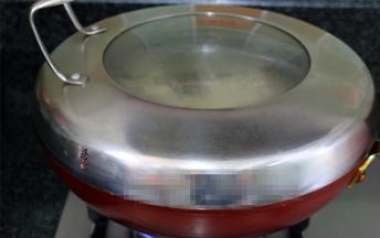 冷水上锅，遮盖，大火蒸15-20分钟即可