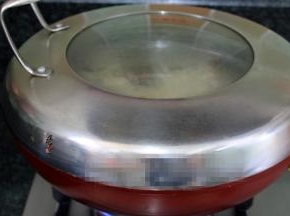 冷水上锅，遮盖，大火蒸15-20分钟即可