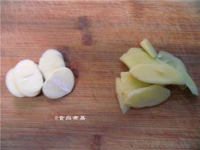 生姜、蒜头分别去皮切片，干黄豆提前浸泡片刻