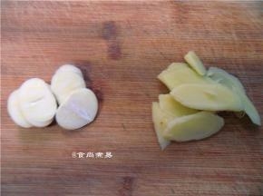 生姜、蒜头分别去皮切片，干黄豆提前浸泡片刻