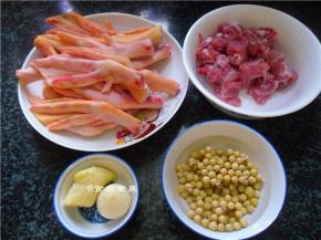 鸭掌洗净，剪去指甲，排骨洗净沥干水