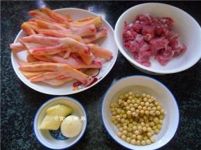 鸭掌洗净，剪去指甲，排骨洗净沥干水