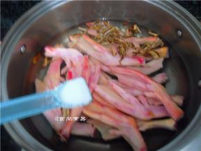 烧开适量水，调入4克盐，放入陈皮丝