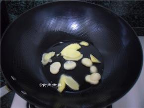 热锅倒油，下蒜片、姜片爆香