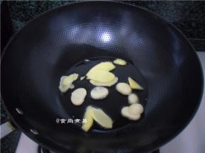 热锅倒油，下蒜片、姜片爆香