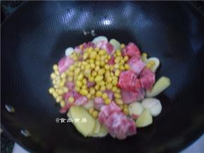 倒入排骨、黄豆煸炒均匀