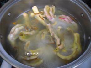 倒入鸭掌焯煮15分钟，捞起沥干水