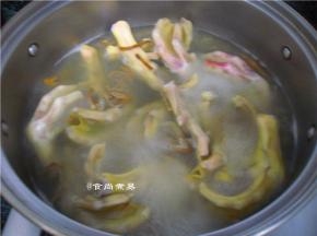 倒入鸭掌焯煮15分钟，捞起沥干水