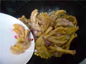 倒入鸭掌
