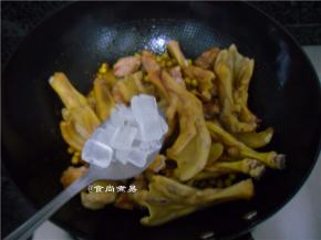 加入冰糖，煸炒片刻