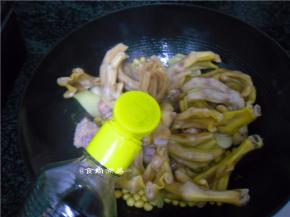 调入酱油、3克盐