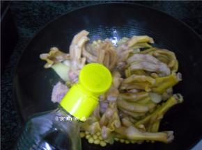 调入酱油、3克盐