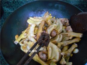 调入沙茶酱拌匀