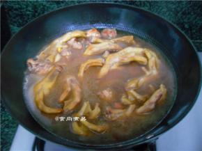 倒入适量清水，水量没过鸭掌表面即可