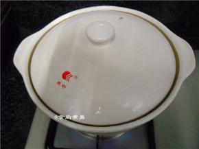 然后转入砂锅中，再中火煲40分钟左右