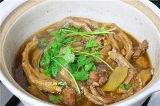 汤汁略干时撒些香菜即可