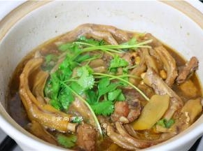汤汁略干时撒些香菜即可