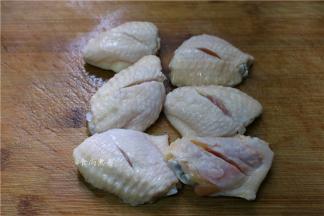 鸡中翅洗净沥干水，在中间比较厚的部位两面各划一刀，方便入味