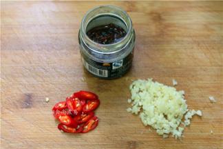 蒜瓣去皮剁碎，辣椒洗净切碎、备好酱料