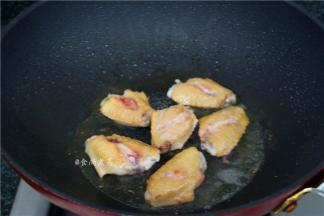 热锅倒油，将鸡翅平铺在锅中，中火煎至两面焦黄色