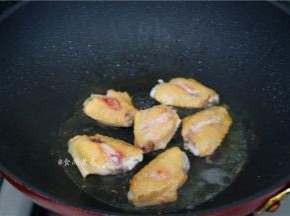 热锅倒油，将鸡翅平铺在锅中，中火煎至两面焦黄色