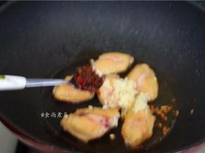 加上蒜蓉，调入XO酱