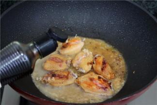 倒入酱油、少许白糖和盐，倒入少量清水，拌匀