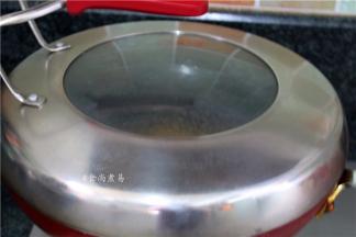 遮上锅盖，大火焖煮至水分干透