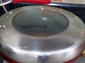 遮上锅盖，大火焖煮至水分干透