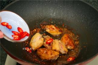 最后撒上辣椒粒，铲起即可