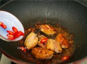 最后撒上辣椒粒，铲起即可