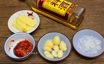 生姜、大蒜分别去皮，切片或拍碎