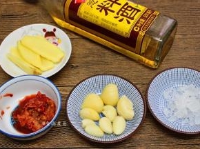 生姜、大蒜分别去皮，切片或拍碎