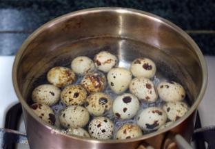 鹌鹑蛋煮熟后剥皮待用