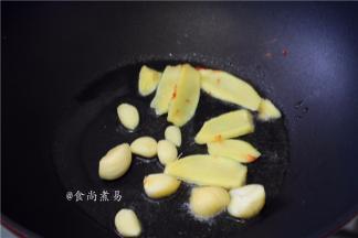 热锅倒油，下蒜瓣和姜片煸香