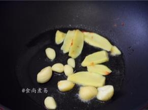 热锅倒油，下蒜瓣和姜片煸香
