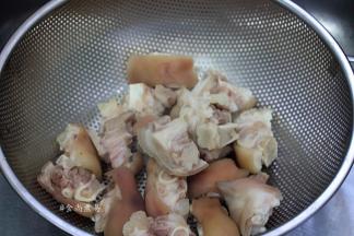 猪手洗净，放入锅中焯煮15分钟，捞起、用流动水冲洗净、沥干