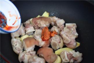 倒入猪手煸炒一会、倒进南乳