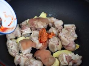 倒入猪手煸炒一会、倒进南乳