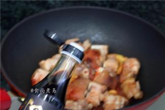 倒入冰糖、料酒、鲜酱油，炒匀