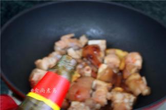 调入蚝油、老抽、少许盐继续煸炒出香味，加上1000克左右清水