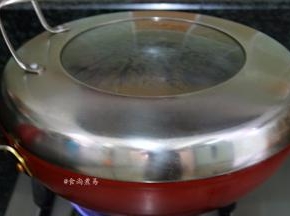 拌匀后遮上锅盖，大火焖煮30分钟