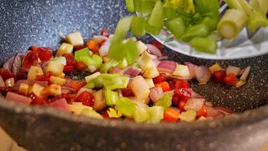 加入西芹略微翻炒均匀